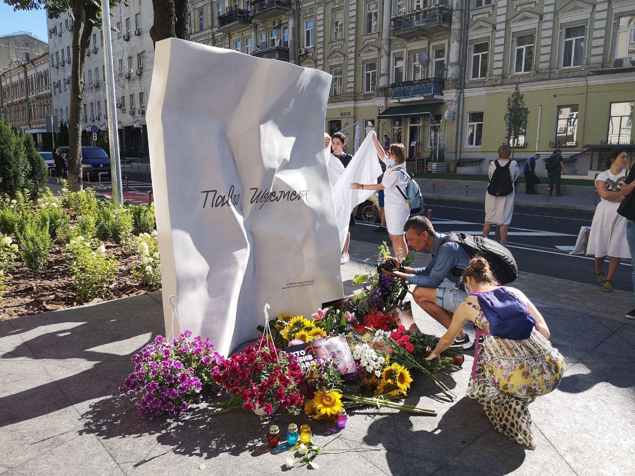 В Киеве установили памятник в честь убитого журналиста Павла Шеремета