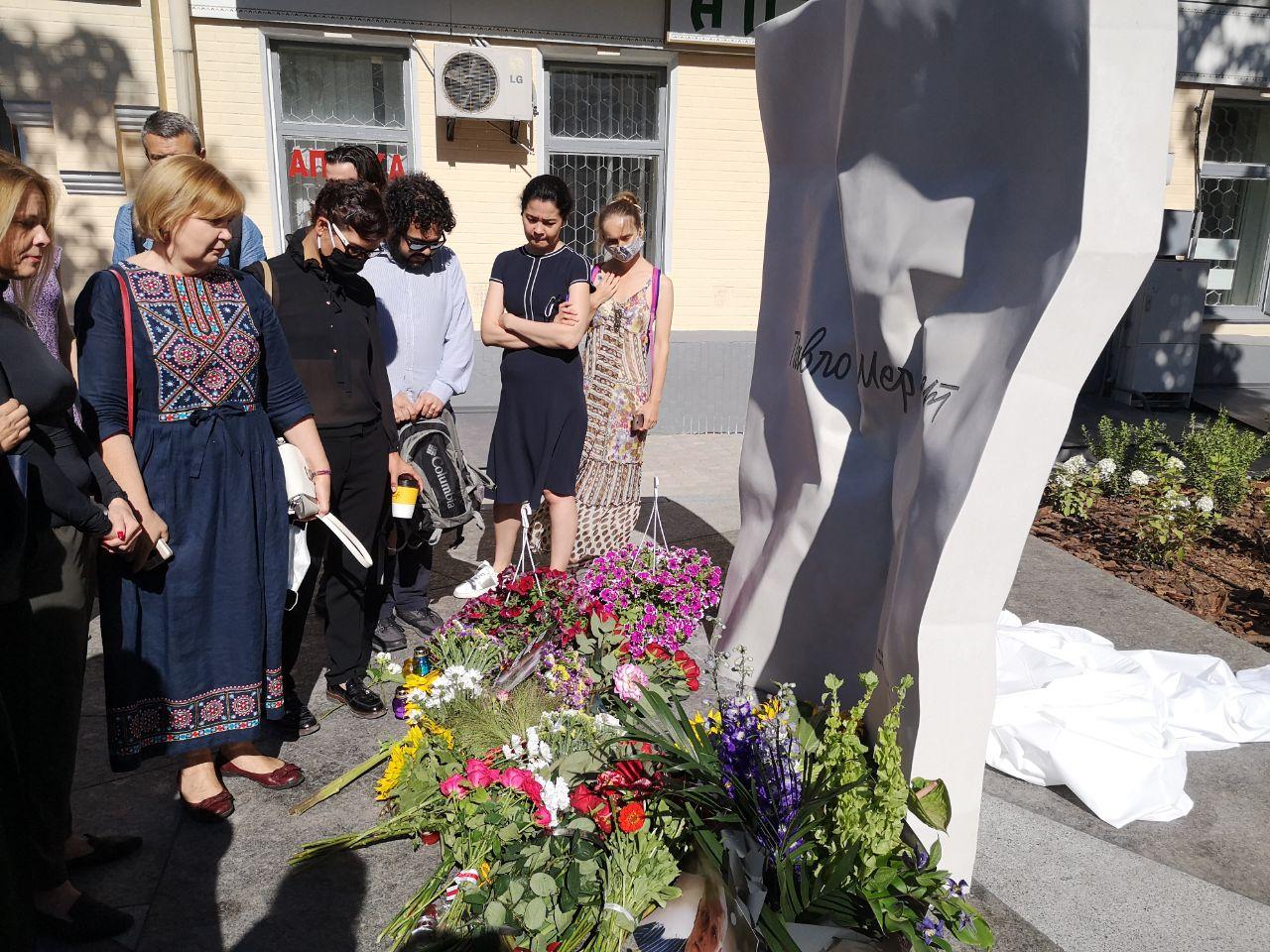 В Киеве установили памятник в честь убитого журналиста Павла Шеремета