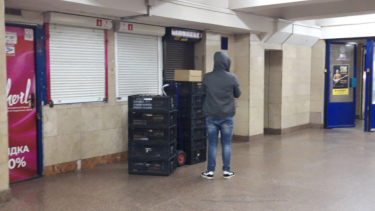 Торговцы в метро 25 мая Фото Страна