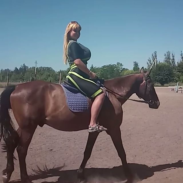 Мила Кузнецова верхом на лошаде