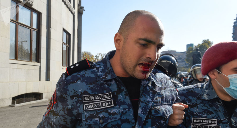 Полицейский пострадал во время митинга в ереване, фото Sputnik/Asatur Yesayants 