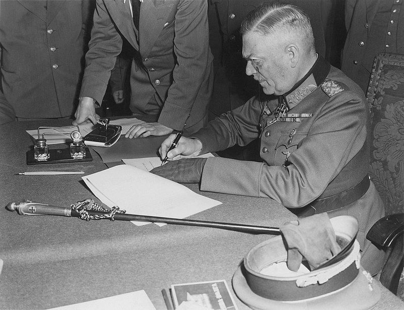 Вильгельм Кейтель подписывает акт о капитуляции нацистской Германии