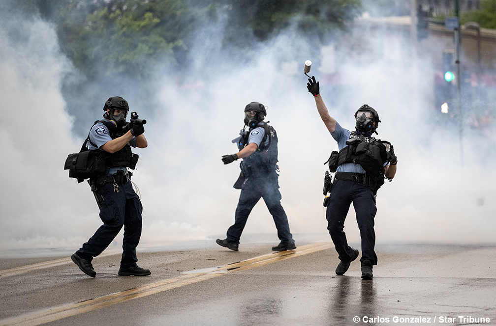 копы с дымовыми гранатами Фото: Carlos Gonzalez/Star Tribune/twitter