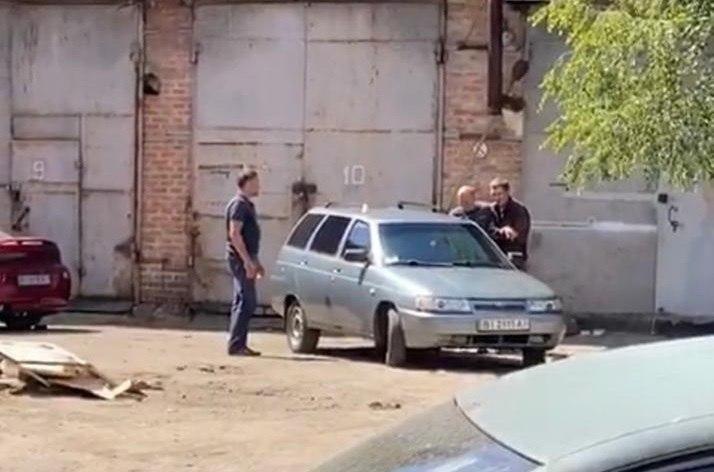 Мужчина с гранатой взял в заложники полицейского в Полтаве фото РИА Новости