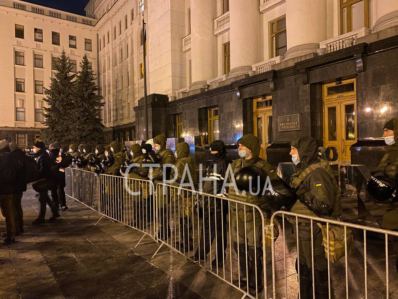Сторонники Порошенко и националисты на Майдане требовали отставки Зеленского (видео)
