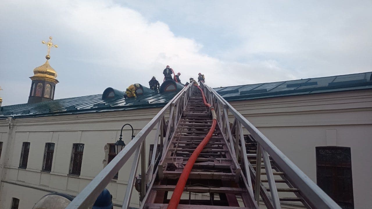 спасатели тушили пожар в Киево-Печерской Лавре