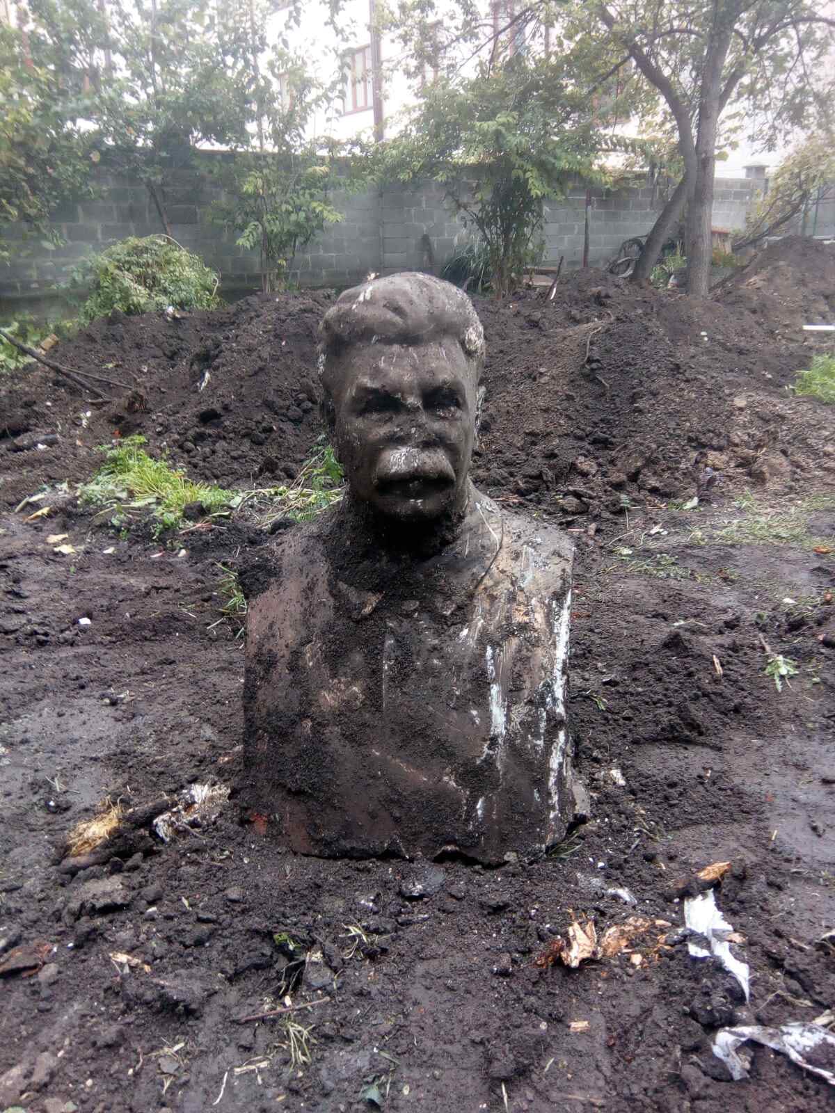 рабочие выкопали бюст Сталина