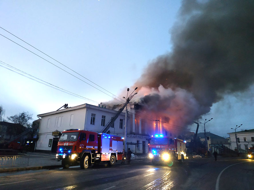 Пожар возник в Доме дворянского собрания в Полтаве. Фото: ГСЧС