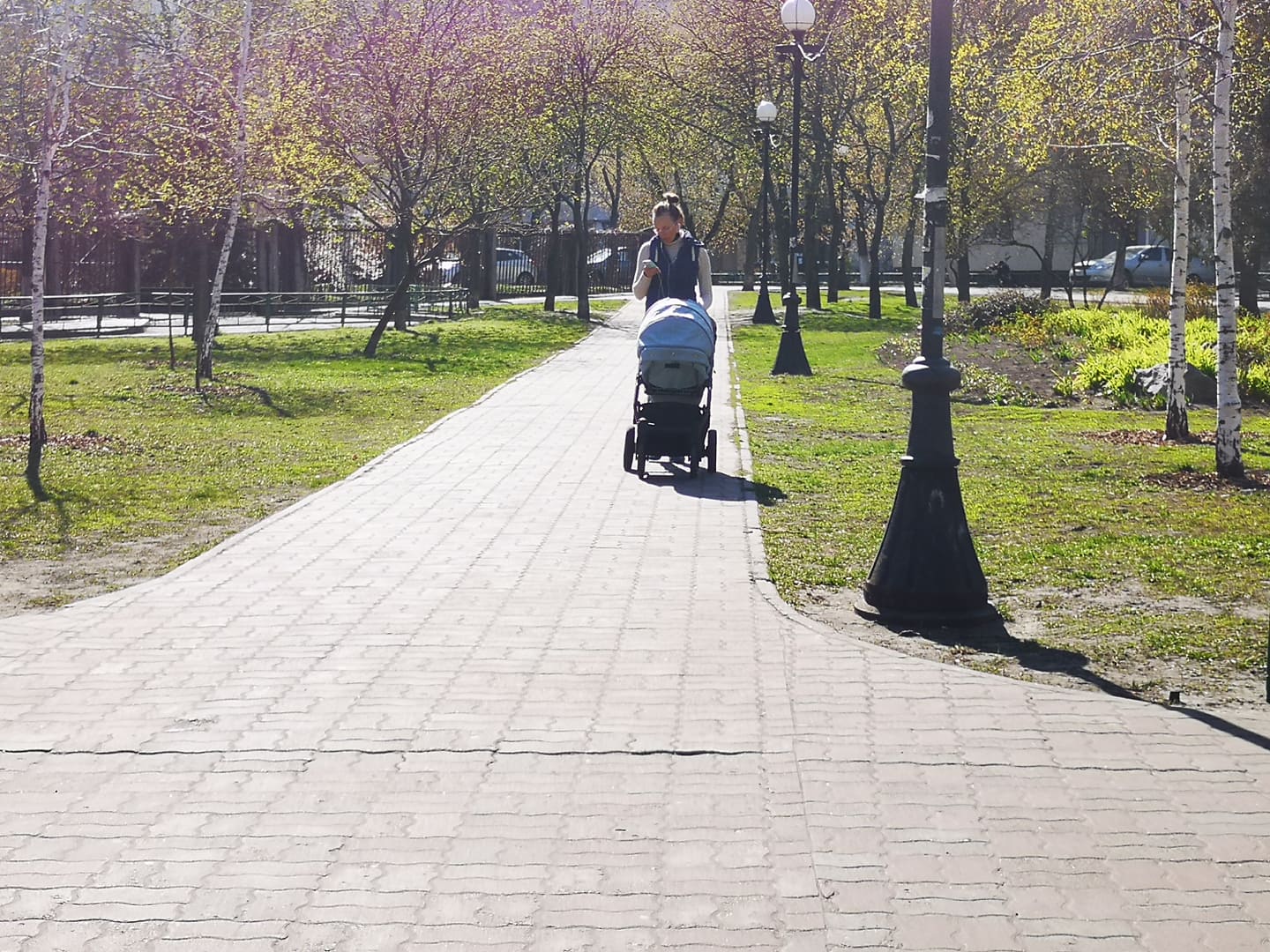 Люди в парке на "Минской" 6 апреля