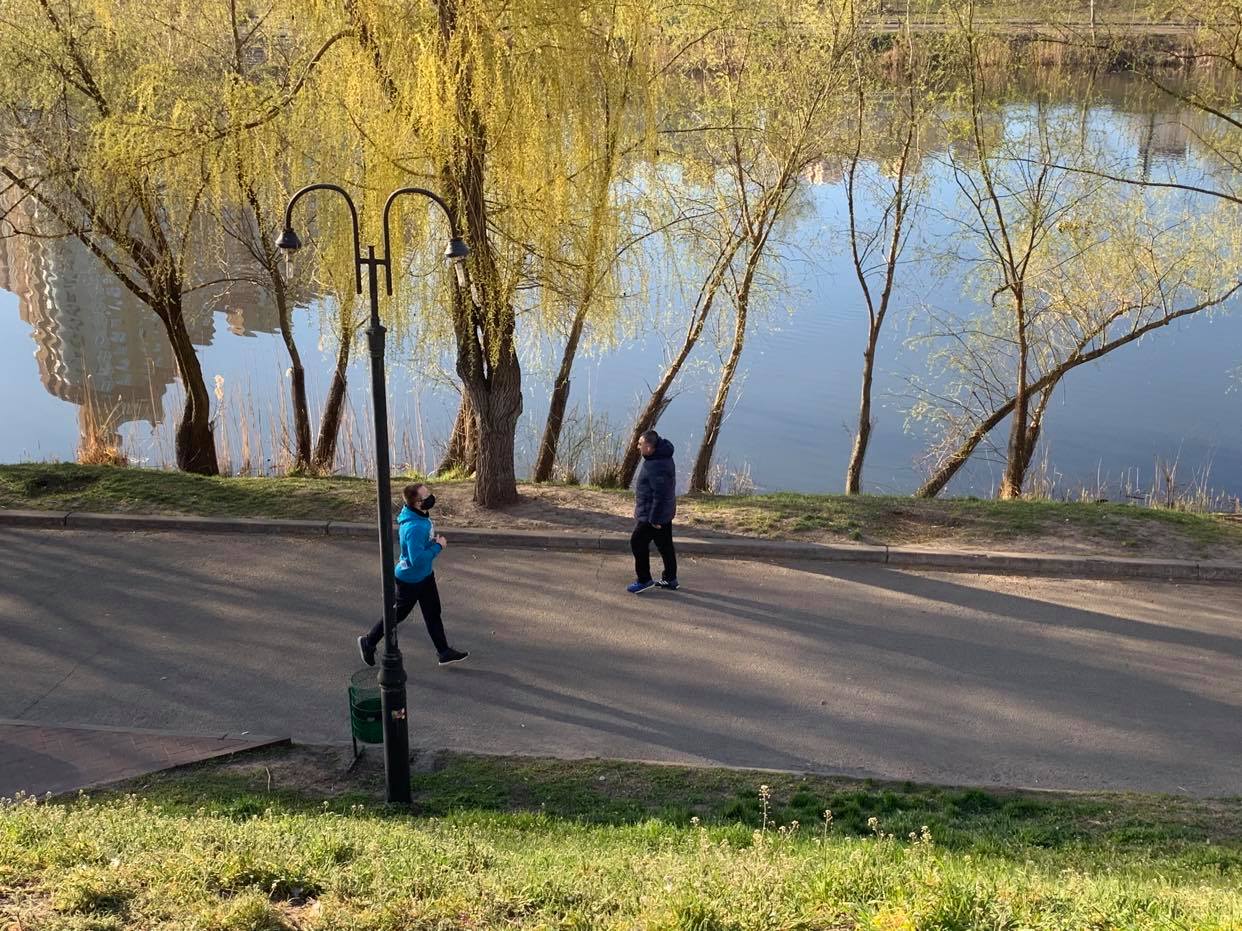 Бегуны в парке на Позняках 6 апреля Фото Страна