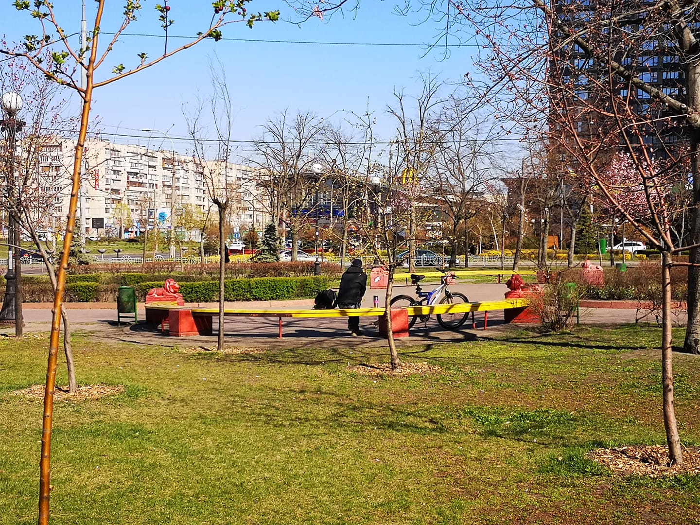 Люди в парке на "Минской" 6 апреля Фото Страна