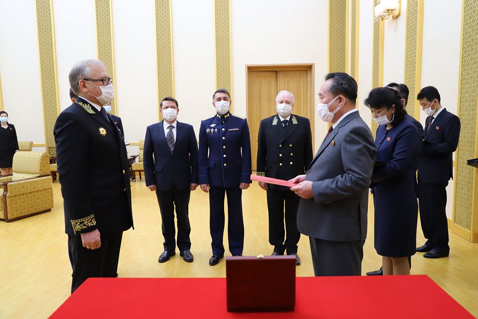 Посол РФ в КНДР передает медаль для Ким Чен Ына