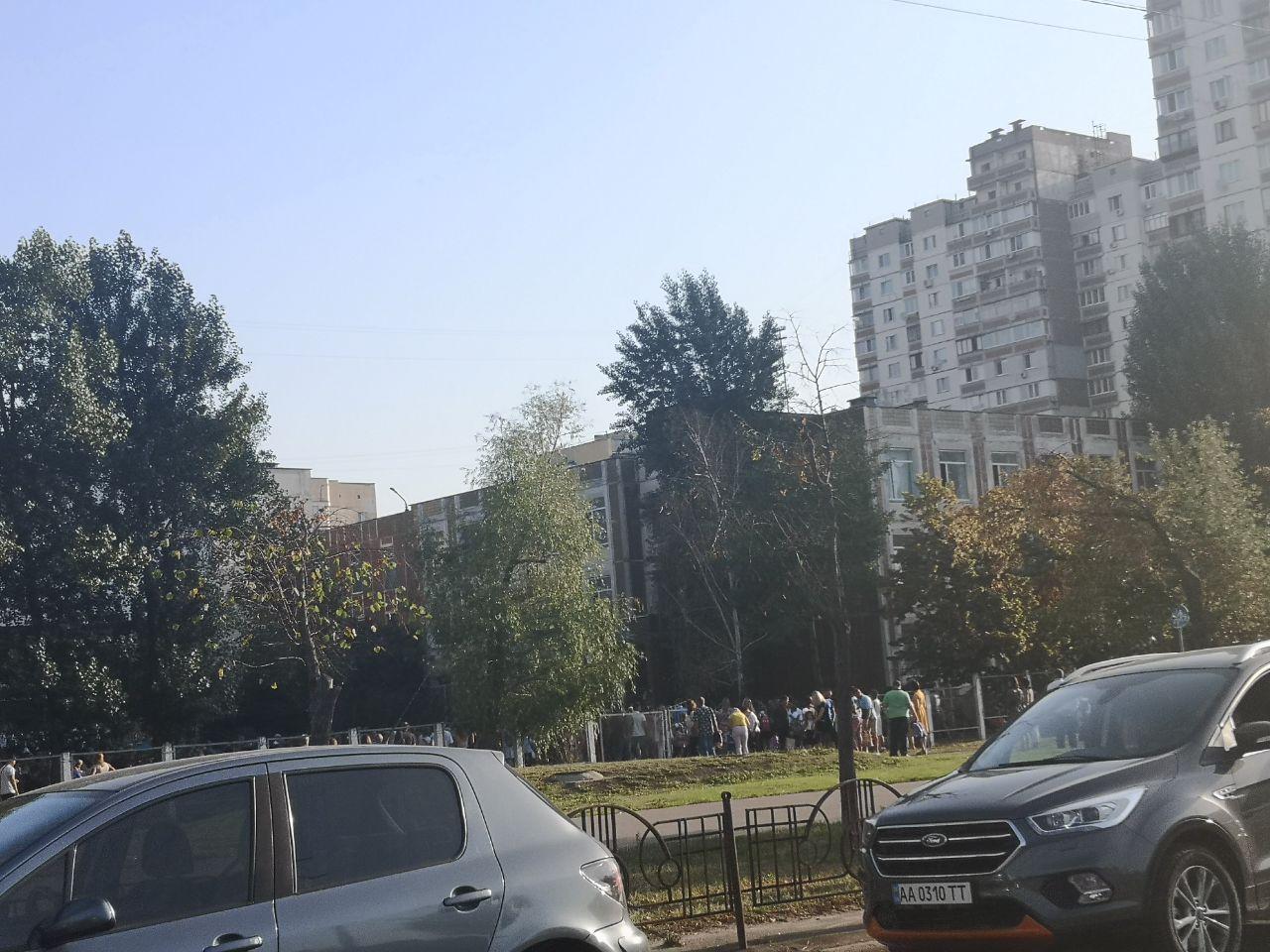 У киевских школ 1 сентября толпы. Фото: "Страна"