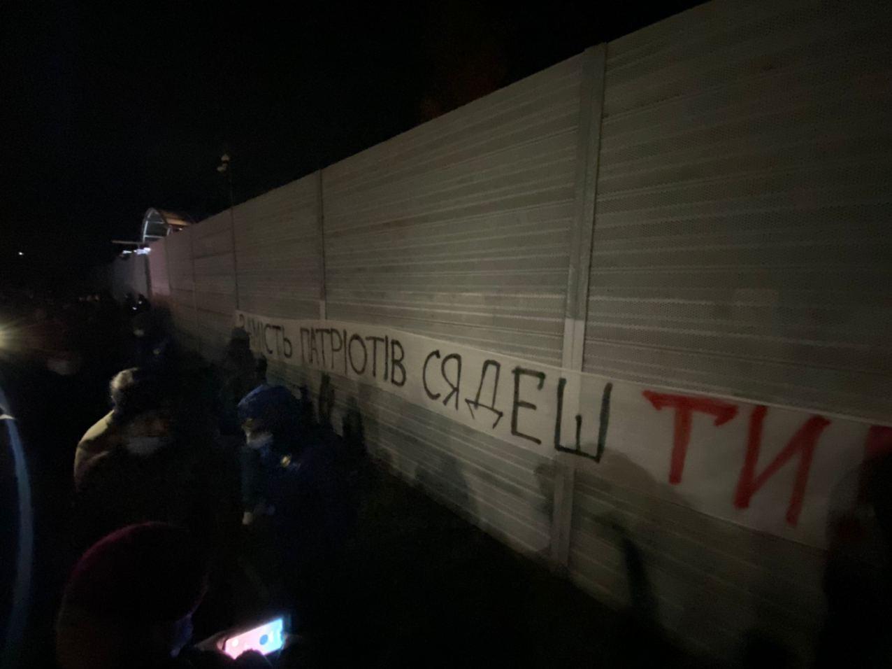 Националисты повесили в Конча-Заспе полотно с посланием Зеленскому. Фото: "Страна"