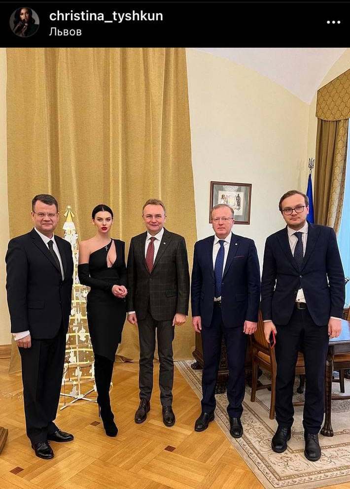  В сети высмеяли фото мэра Львова с девушкой в платье с вырезом на груди