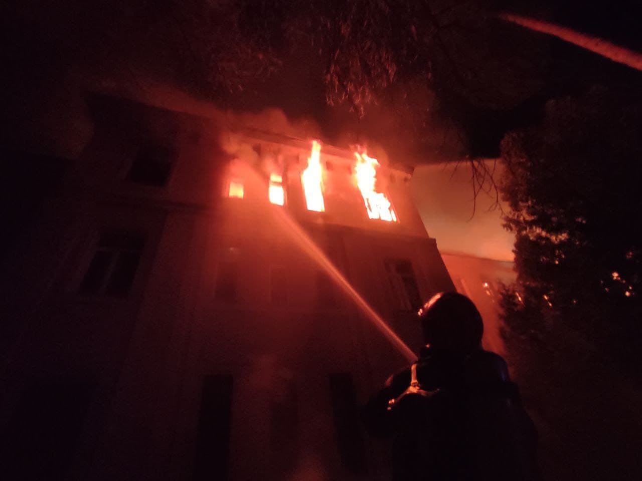 Ночью около 60 киевских пожарных тушили гимназию восточных языков