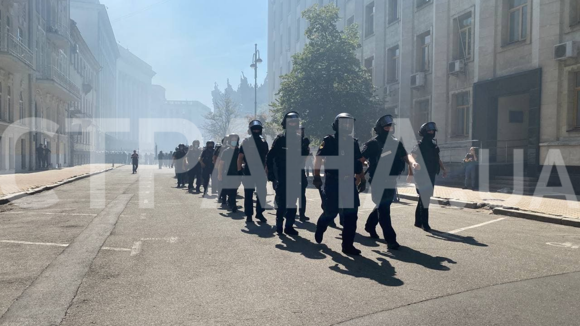 Столкновения под ОП между полицией и Нацкорпусом. Фото: "Страна"
