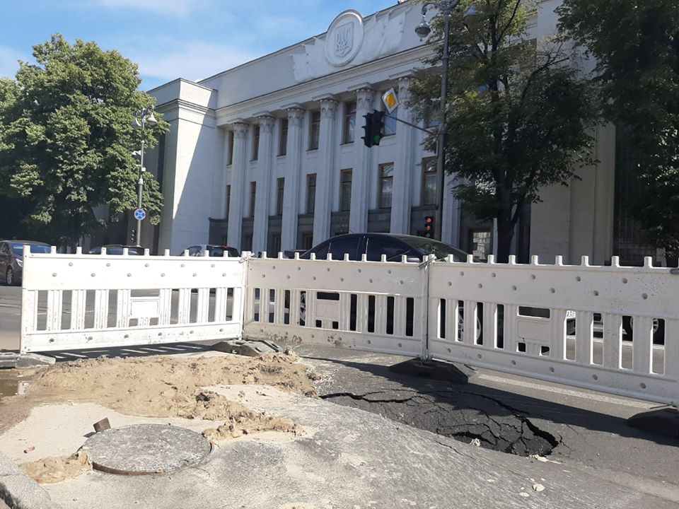 Напротив Рады обвалился асфальт. Фото с Facebook-страницы Киевавтодора