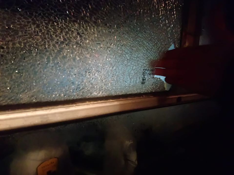 Разбитое камнем боковое стекло автобуса