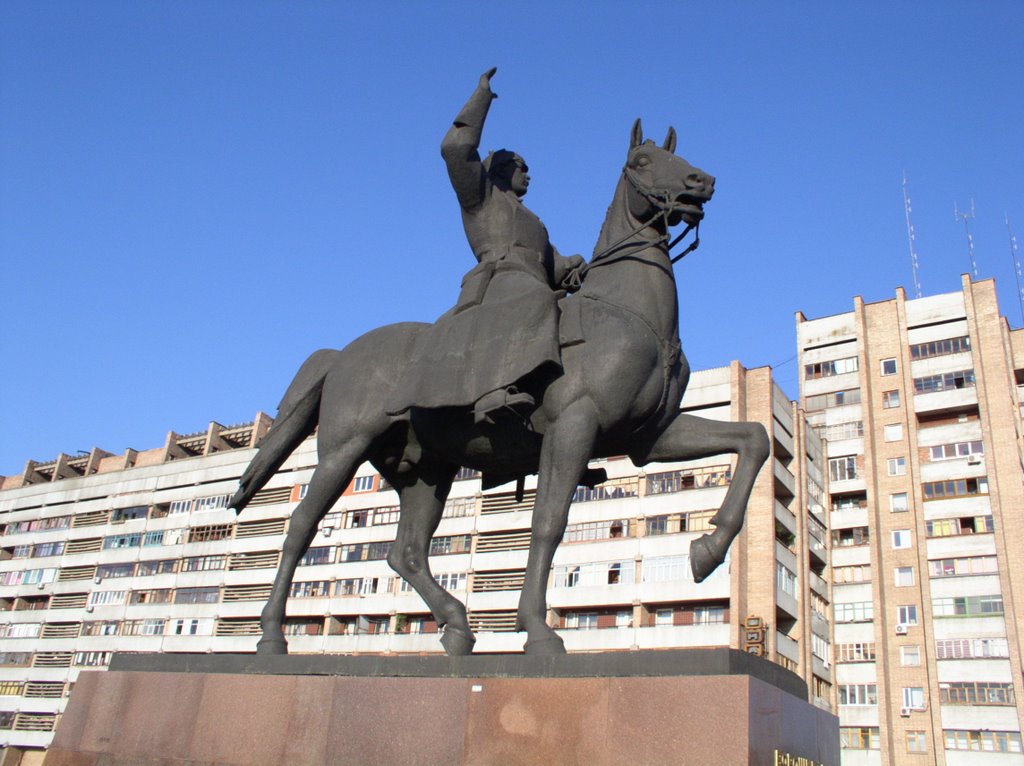 Памятник Ворошилову в Луганске Киев требует декоммунизировать