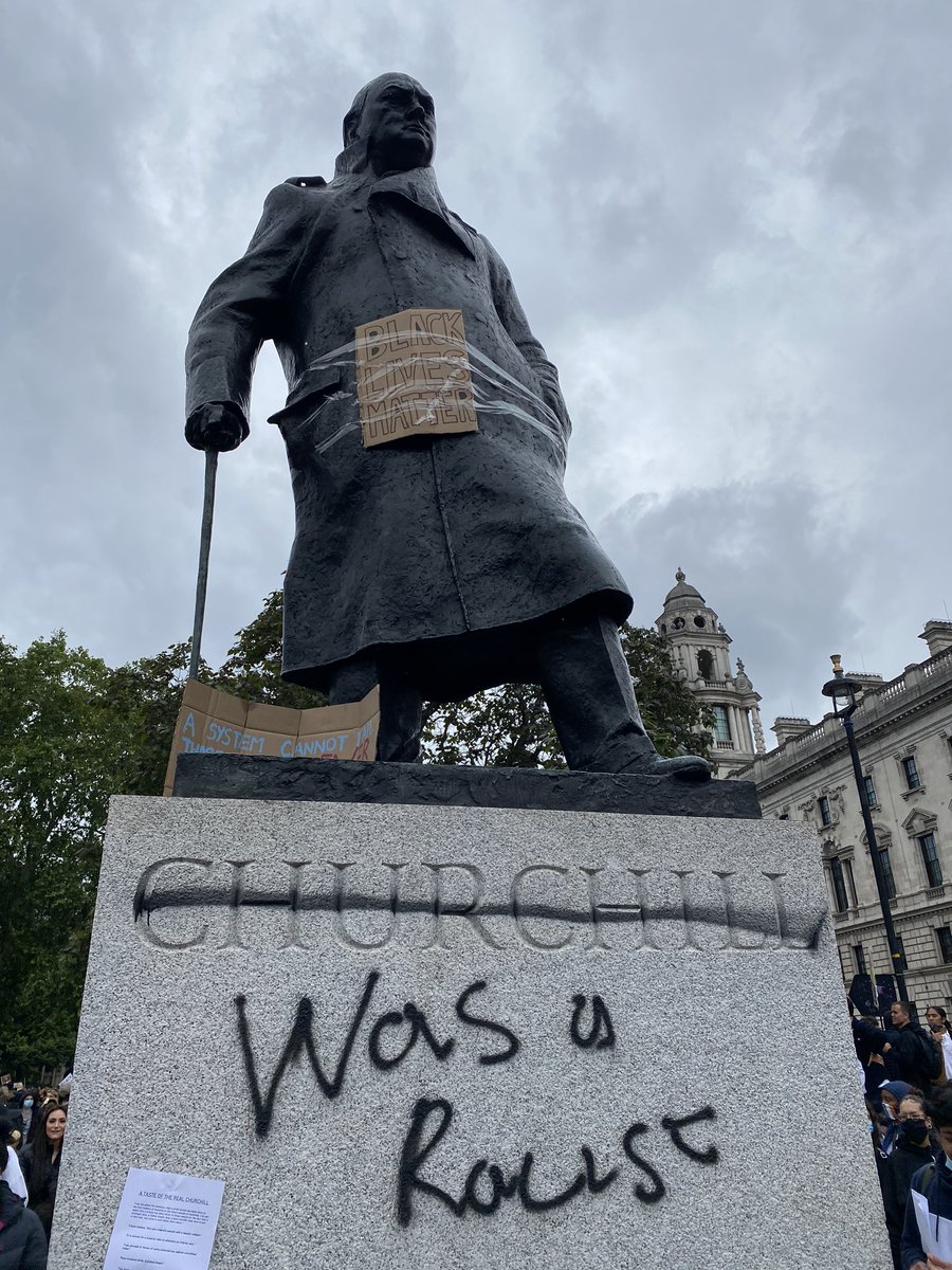 В Лондоне разрисовали памятник Черчиллю