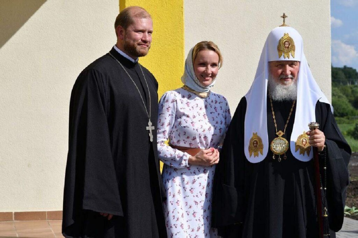 Жігіт жапондық әйелдің мысығын жалайды