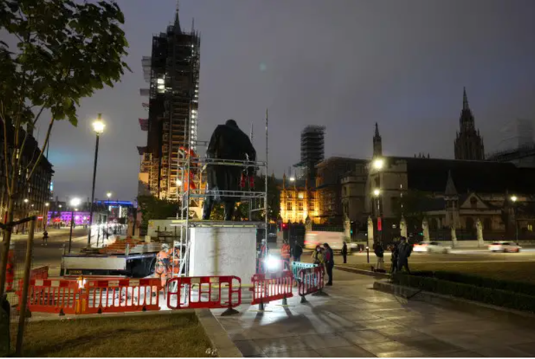 В Лондоне памятник закрыли щитами, чтобы защитить от антирасистов