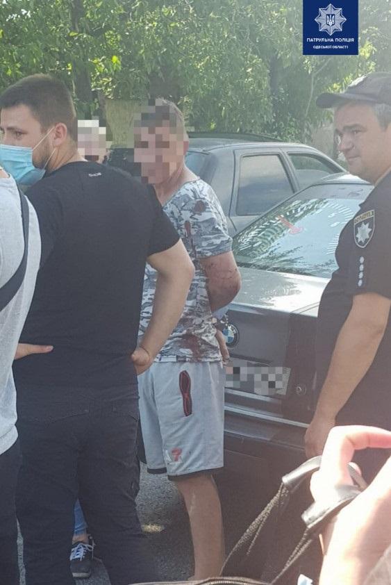 В Одессе пьяный водитель на BMW сбил полицейского и проехал с ним на капоте более 100 метров
