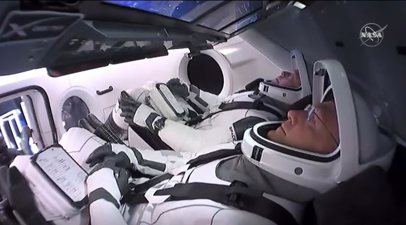 Фото и видео, как корабль Crew Dragon вернулся с МКС на Землю и сел в Атлантическом океане