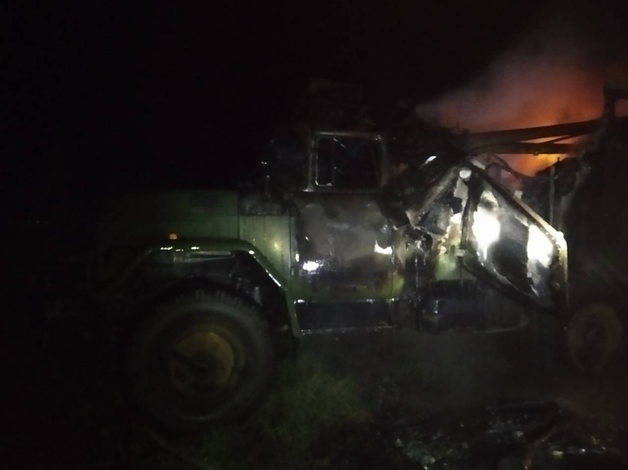 Под Львовом сгорел грузовик с людьми. Фото: lv.dsns.gov.ua