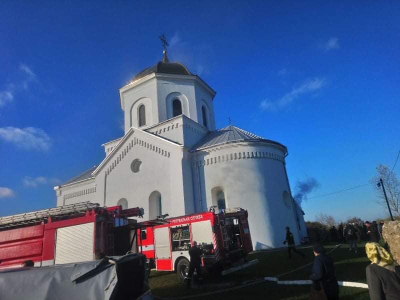 Во Львовской области едва не сгорела стародавняя церковь. Фото: facebook.com/MNSLVIV