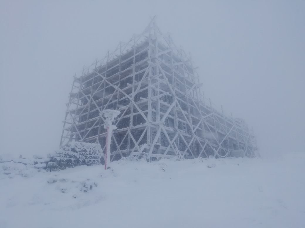 В Карпатах прошел снег. Фото: facebook.com/chornogora.rescue112