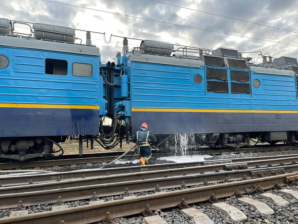 В Ровенской области загорелся поезд. Фото: facebook.com/dsns.rivne