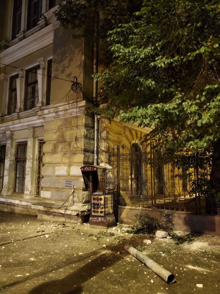 В Одессе обвалился фасад библиотеки. Фото: Думская