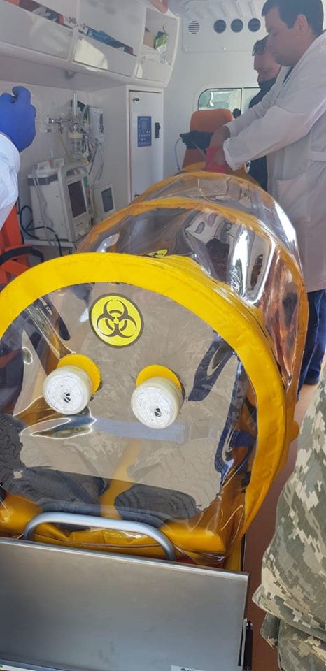 Медики ВСУ показали капсулу для транспортировки зараженных коронавирусом. Фото: facebook.com/Ukrmilitarymedic