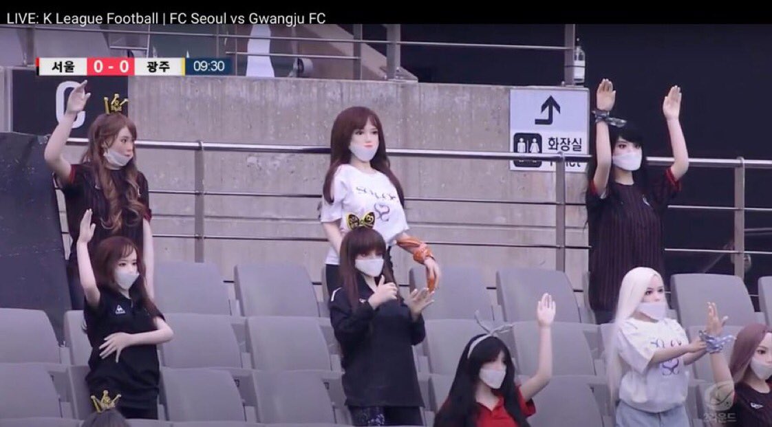 Секс-куклы на трибунах во время футбольного матча в Южной Корее. Фото: twitter.com/WhoAteTheSquid