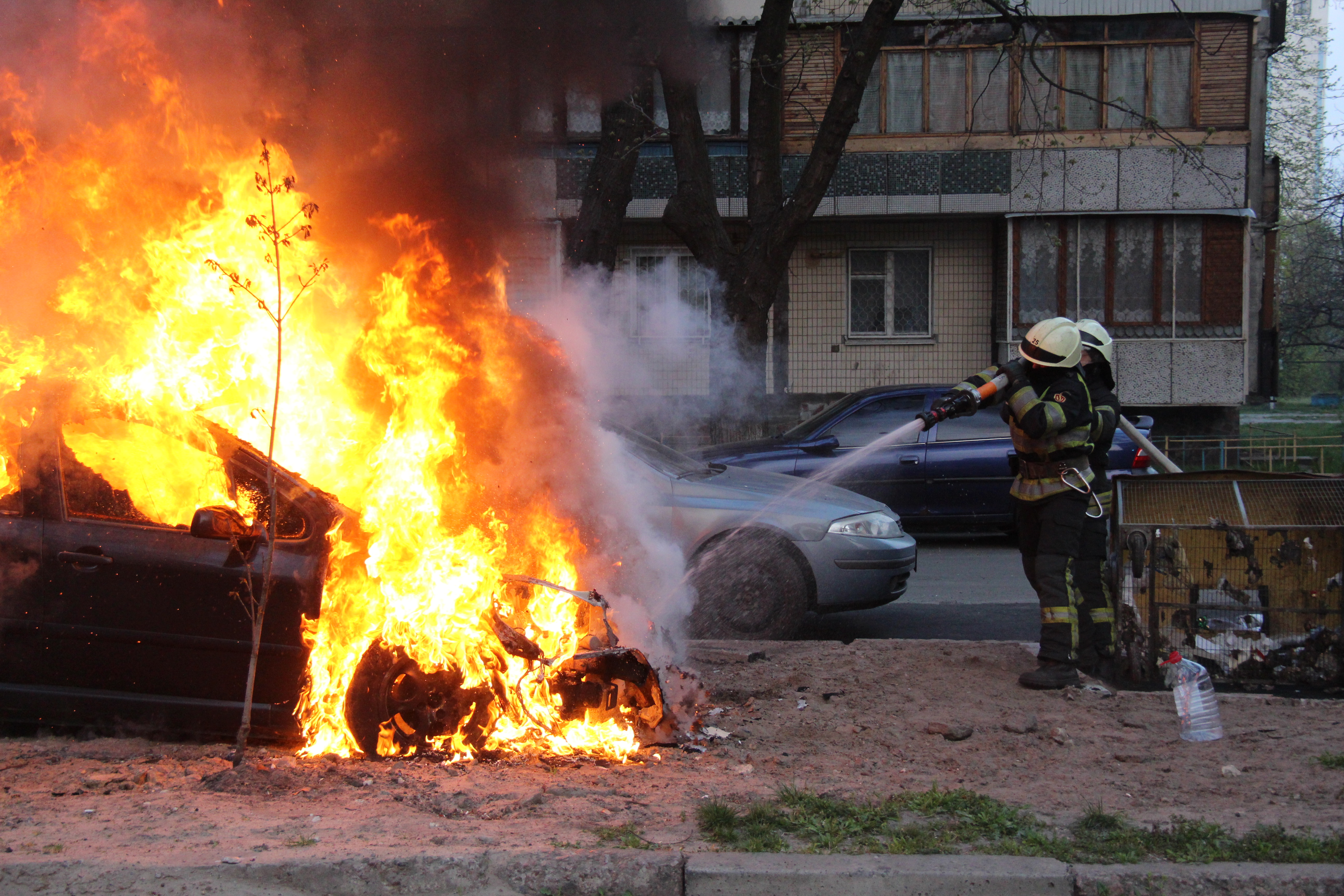 В Киеве за сутки сгорели две машины. Фото: dsns.gov.ua