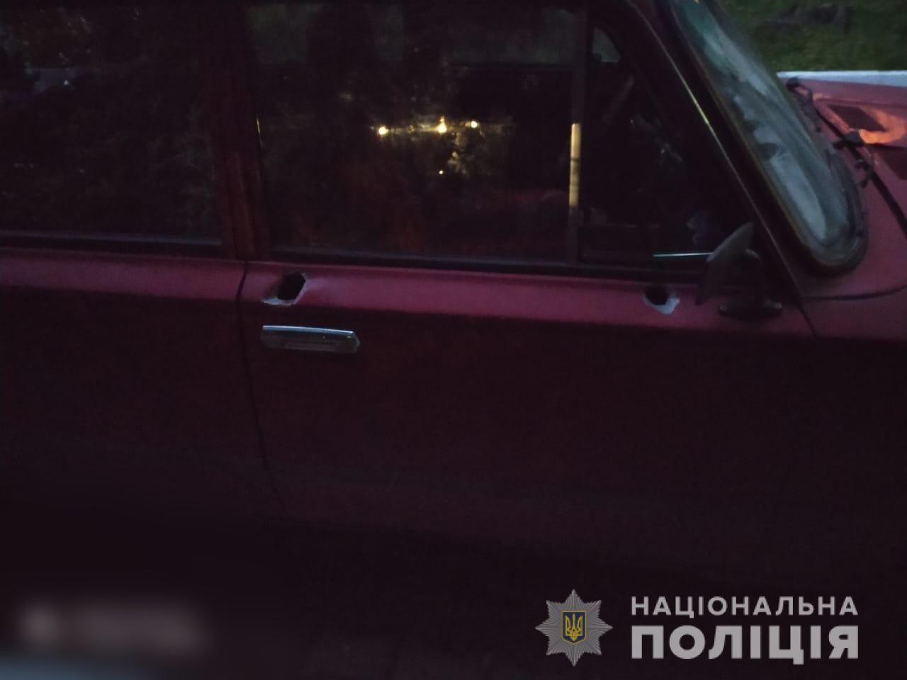 В Черновцах неизвестные обстреляли автомобиль. Фото: Нацполиция