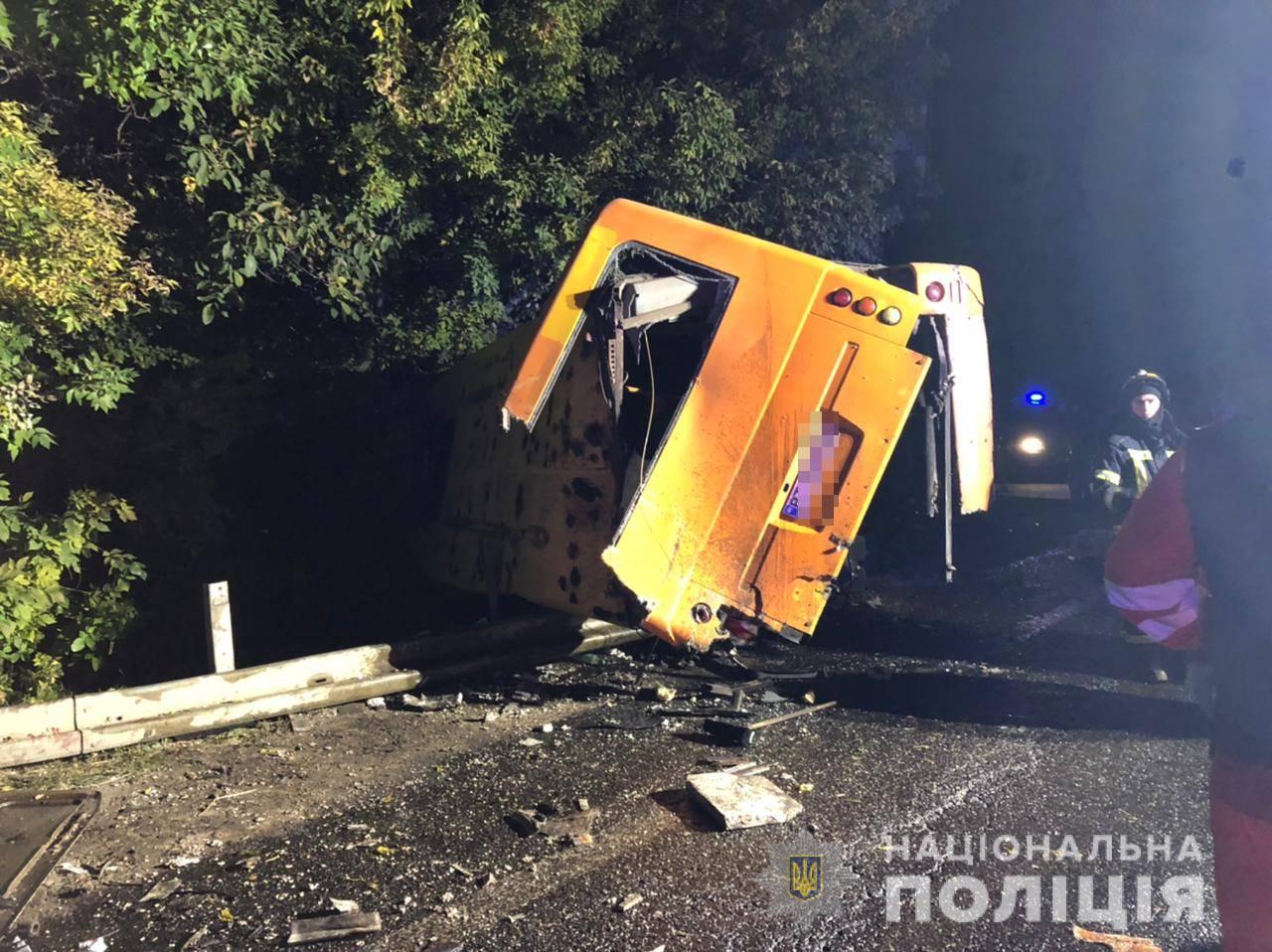 Под Киевом грузовик врезался в маршрутку. Фото: Нацполиция