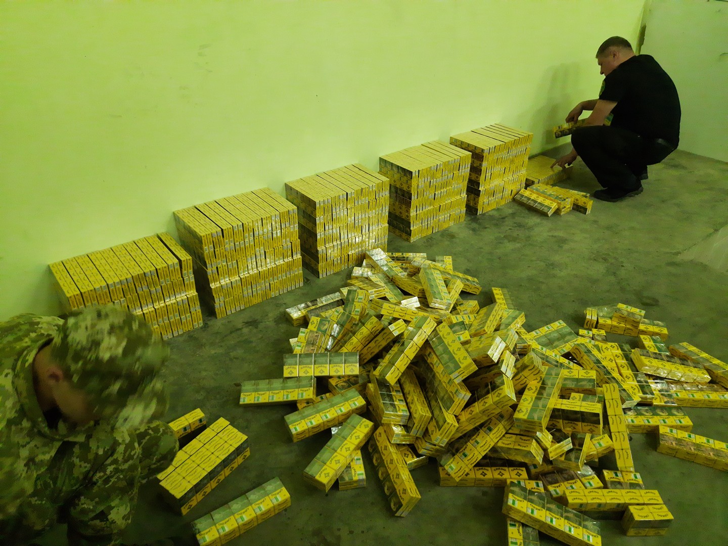 На границе с Беларусью обнаружена самая крупная партия контрабандных сигарет. Фото: dpsu.gov.ua