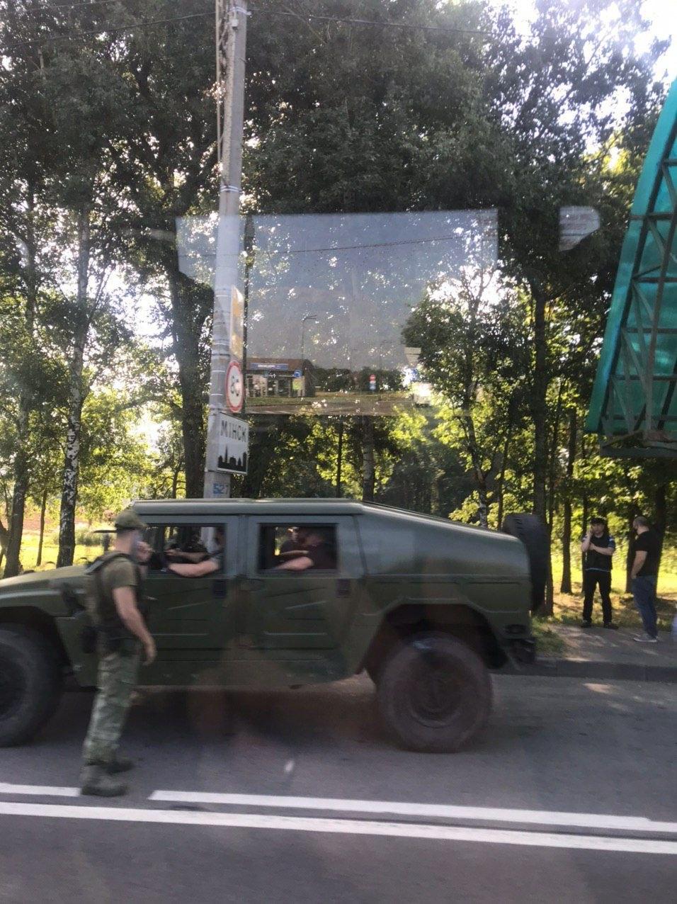В Минске военные проверяют машины граждан. Фото: Telegram/Подъем