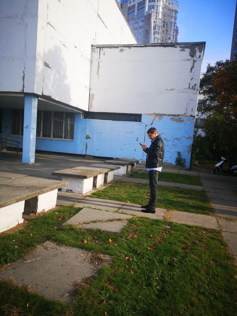 Советник главы ОП ждет Зеленского на избирательном участке. Фото: Страна