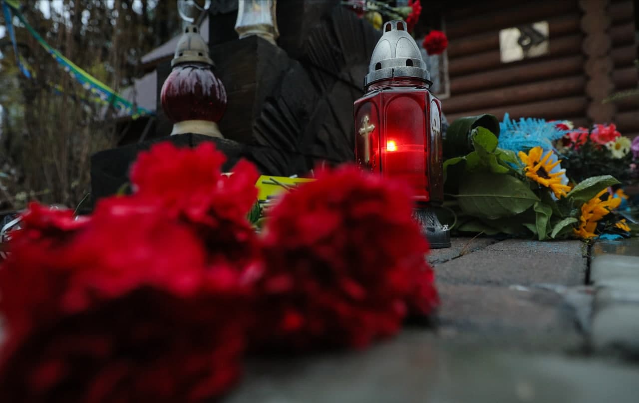 Денис Шмыгаль возложил цветы к памятнику жертв Небесной Сотни. Фото: Telegram/Денис Шмыгаль
