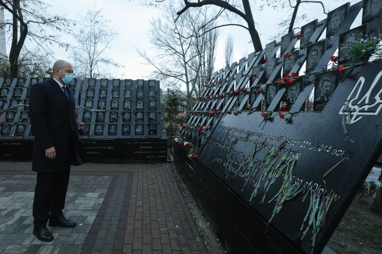 Денис Шмыгаль возложил цветы к памятнику жертв Небесной Сотни. Фото: Telegram/Денис Шмыгаль