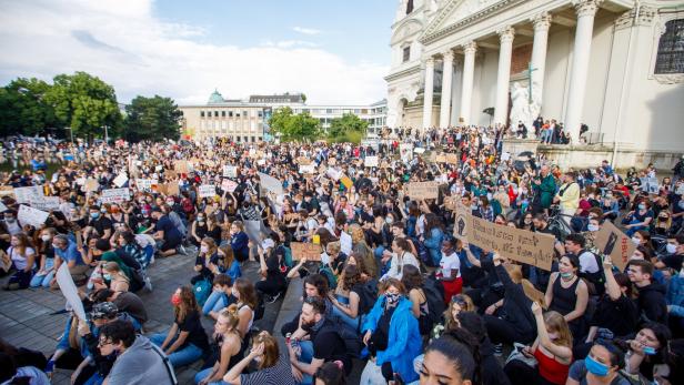 В Вене акция протеста в поддержку "черного майдана" собрала 50 тысяч человек. Фото: Kurier