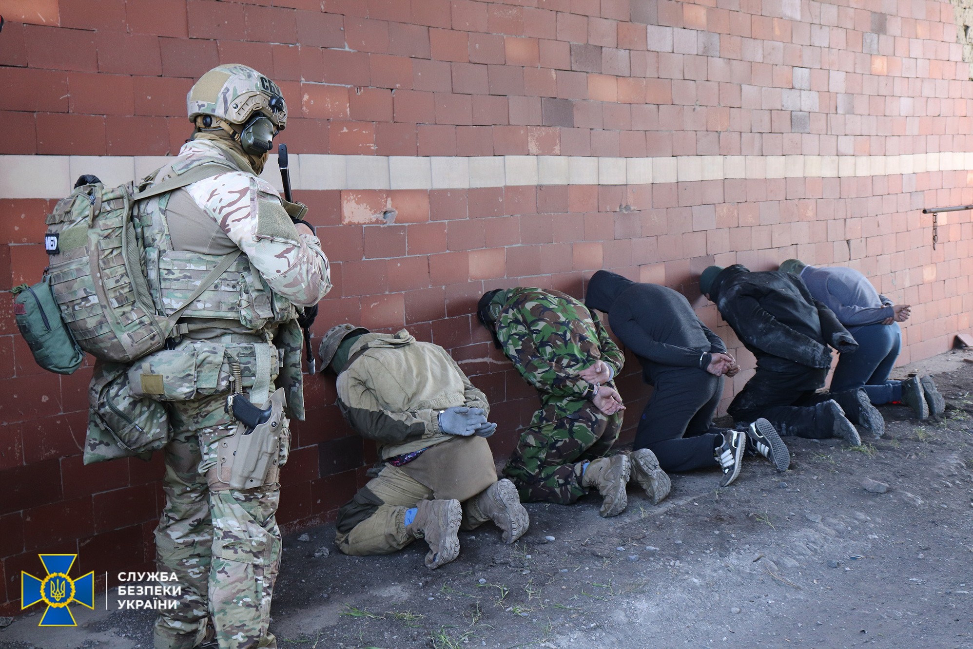 СБУ провела учения в "серой зоне" на Донбассе. Силовики отбивали у "террористов" завод. Видео
