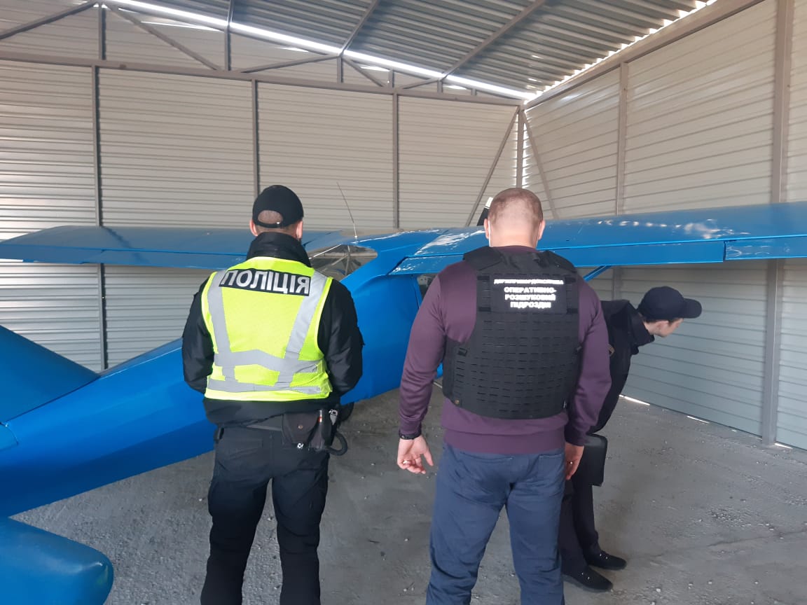 Пограничники нашли самолет, которым преступники перевозили контрабанду через границу с Румынией. Фото