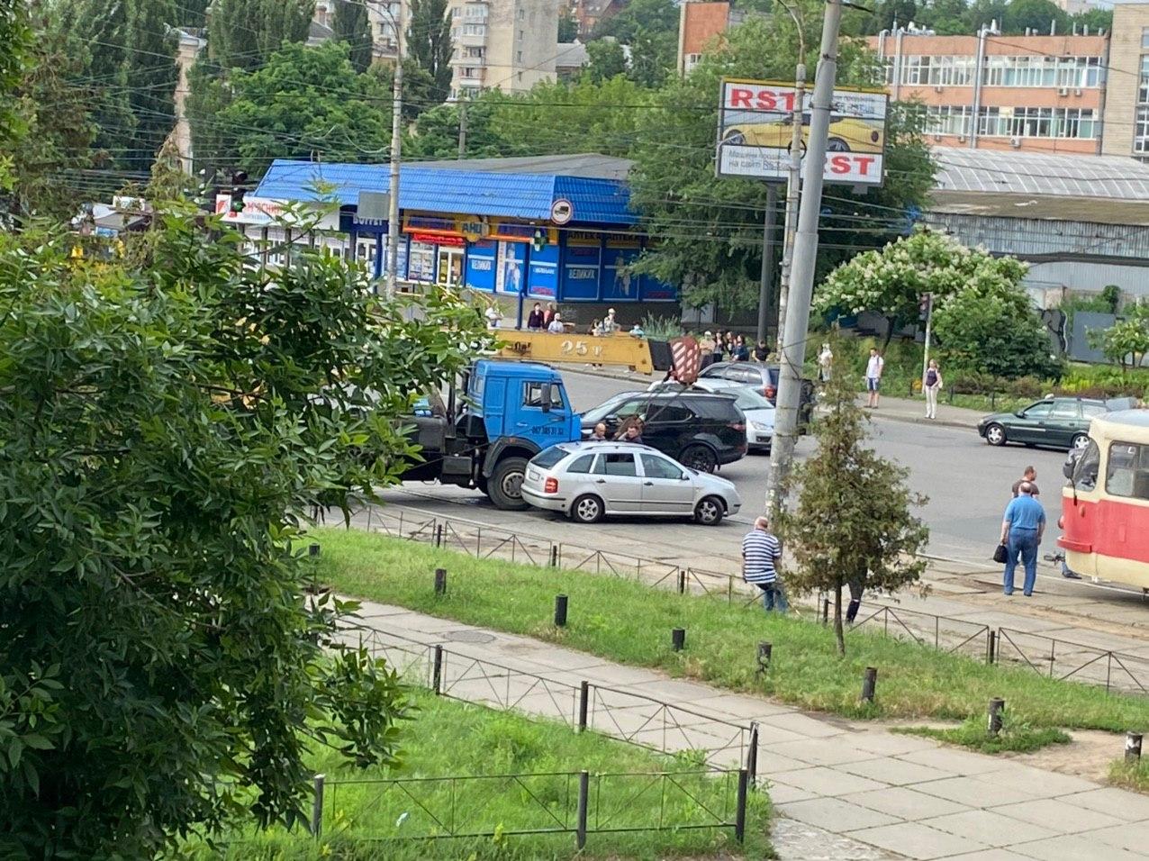 В Киеве на Кирилловской кран подмял под себя "Шкоду". Фото: Страна