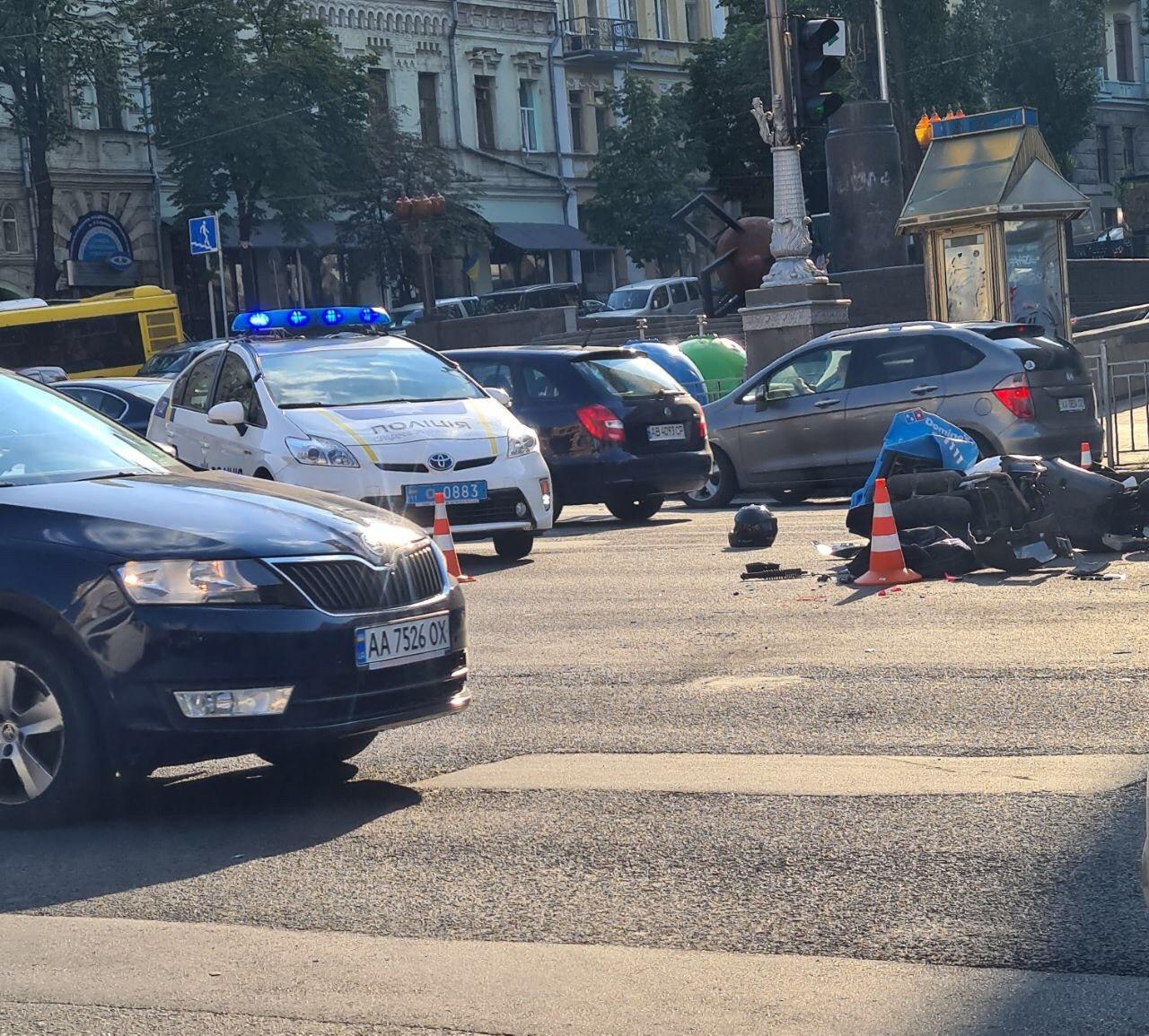 В центре Киева доставщик пиццы попал под колеса двух автомобилей. Фото: Страна