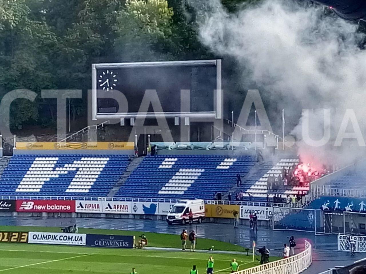 Ультрас "Динамо" ворвались на стадион во время первого матча клуба при Луческу и зажгли файеры. Фото: Страна